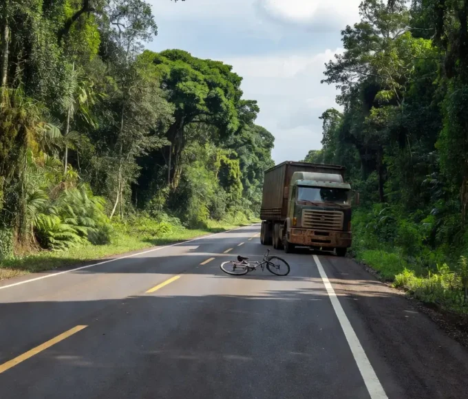 Acidente na BR-364 em Ariquemes com caminhão e bicicleta