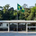Fachada do TRE-RO em Rondônia com bandeira do Brasil sobre chapa do PSB
