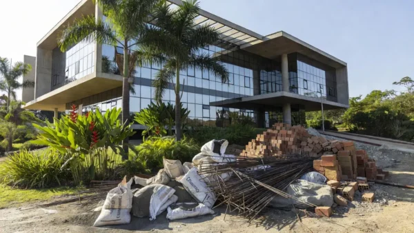 Prédio do Tribunal de Justiça de Rondônia com materiais de construção, denúncia de desvio da Semob