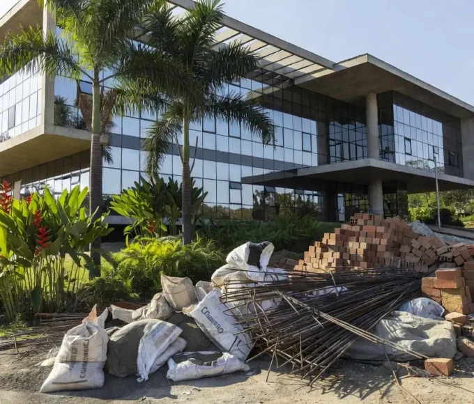 Prédio do Tribunal de Justiça de Rondônia com materiais de construção, denúncia de desvio da Semob