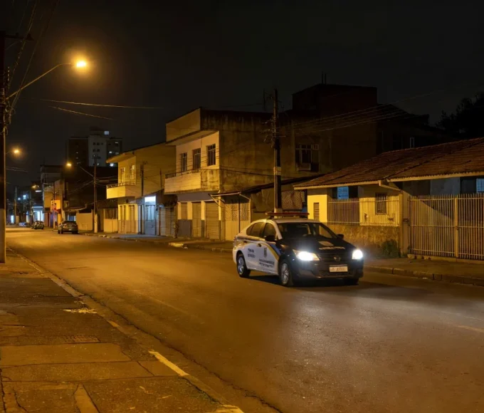 Viatura da Guarda Municipal patrulhando o centro de Porto Velho à noite